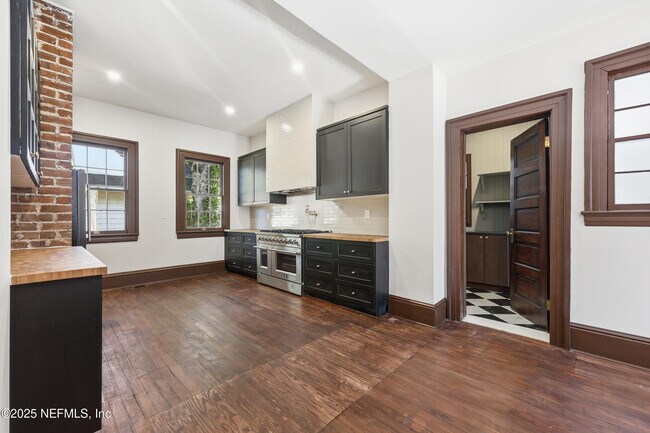 Building Photo - 2979 St Johns Ave