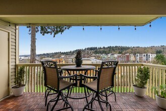 Building Photo - Available Now - 2BR/1.5BA Condo in Kirkland