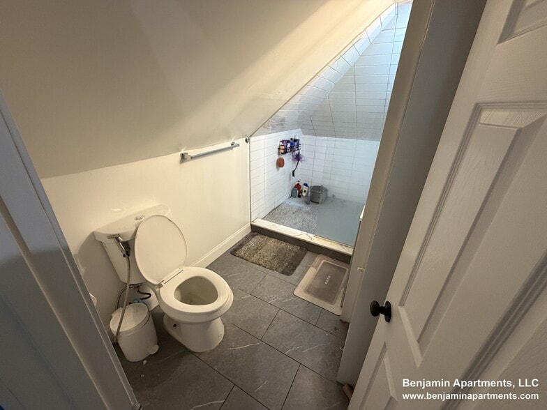 Building Photo - 23 Moraine St