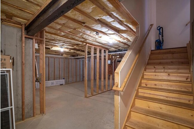 Building Photo - 4 Bedroom House For Rent