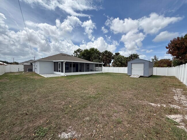 Building Photo - 949 SW Fisherman Ave