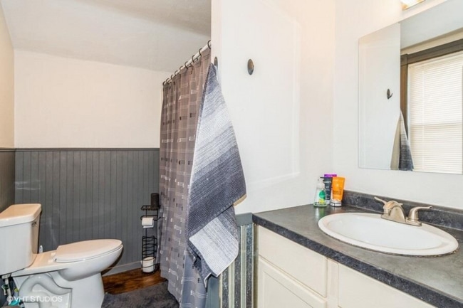 Building Photo - 213 S Hubbard St