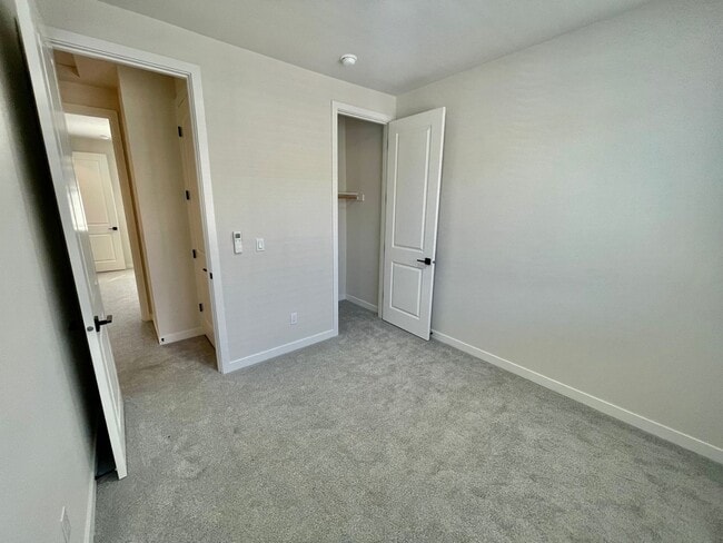 Building Photo - Live in Style! 2BD/2.5B High-End Townhouse...