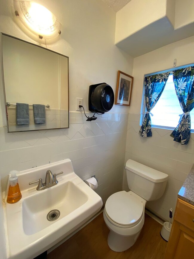 Building Photo - Central location! 1 bedroom, 1 bath, 1 parking. - Pet Possible - Available Now!