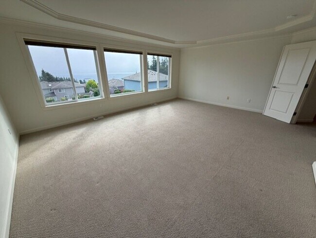 Building Photo - UPDATED CHAFFEY 4 BEDROOOM KINGSTON HOME FOR RENT WITH GREAT VIEWS!