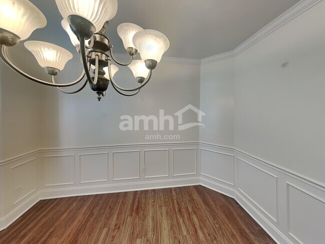 Building Photo - 447 Titans Cir