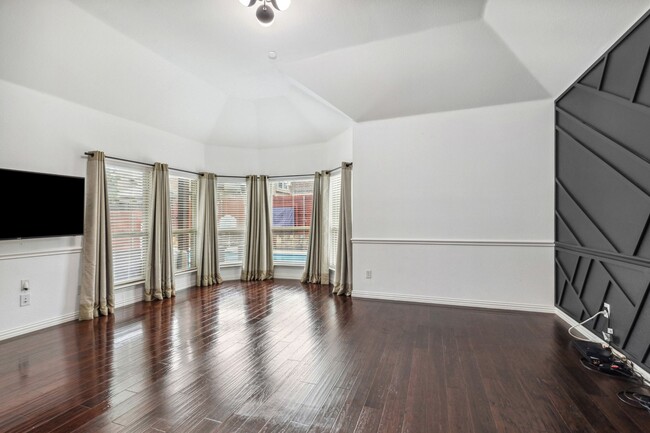 Building Photo - Luxurious in Little Elm