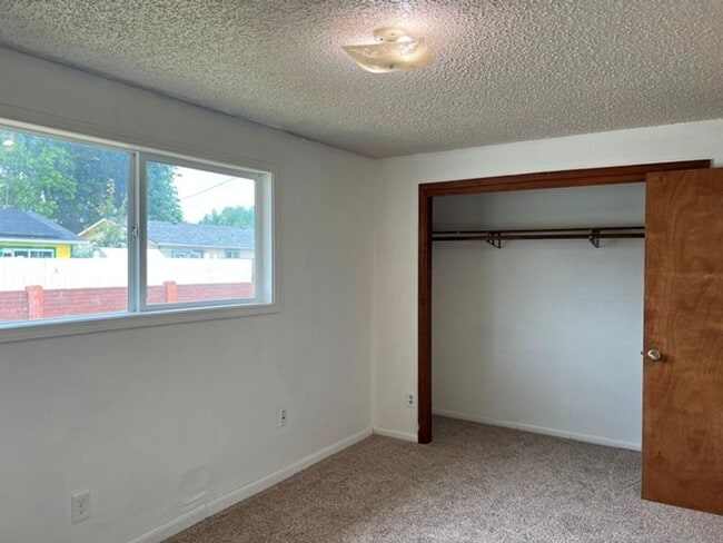 Building Photo - 385 Dianne Ct
