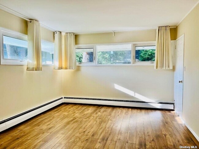 Building Photo - 85 Searingtown Rd