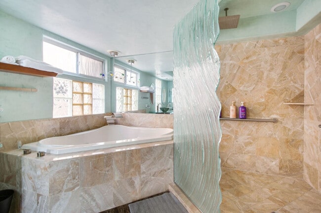 Building Photo - 603 10th St