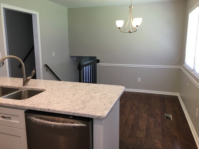 Building Photo - 501 Smokeridge~3 bedroom 2 bath~SPLIT LEVE...