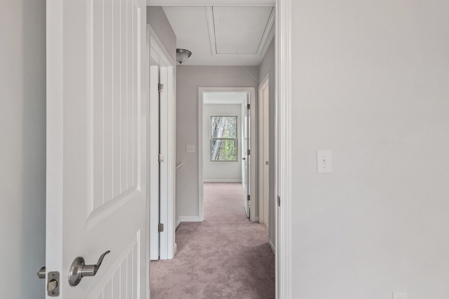 Building Photo - Room in Townhome on Switch St