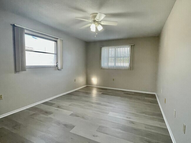 Building Photo - 1943 Sky Dr