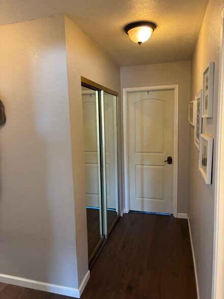Building Photo - 496 Lavell Ct