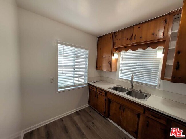 Building Photo - 7758 N Glenoaks Blvd