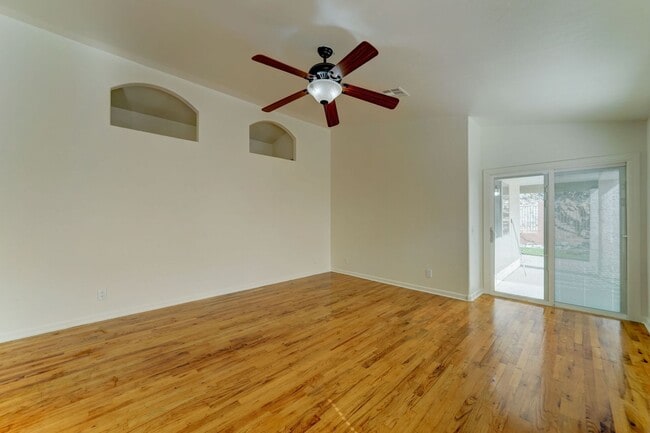 Building Photo - 2014 E Glenhaven Dr