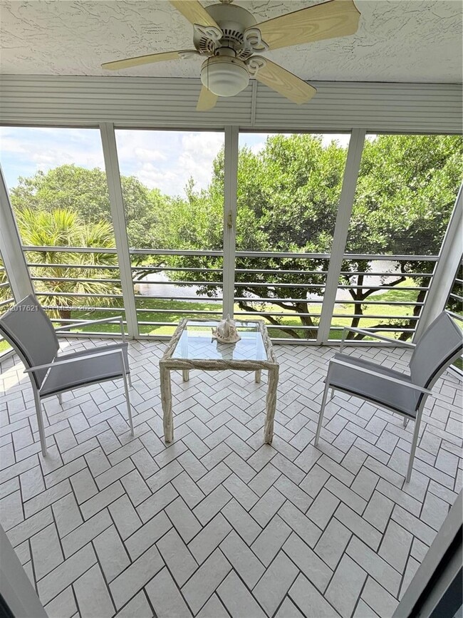 Building Photo - 4020 W Palm Aire Dr