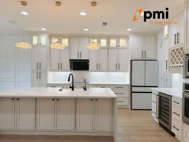 Building Photo - "Spacious Elegance Awaits: 5-Bedroom Home with 3.5 Baths in Winter Garden"