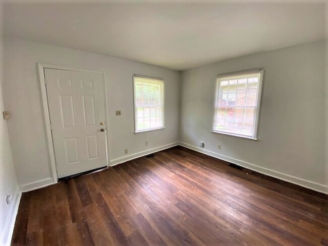 Building Photo - West Charlotte.  Renovated 2 Bedroom!