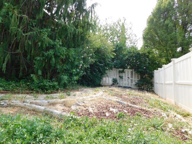 Building Photo - 6363 Murray Bluffs Dr