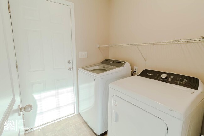 Building Photo - 246 Macarthur Dr