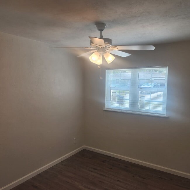 Building Photo - 3 bedroom 1.5 bath