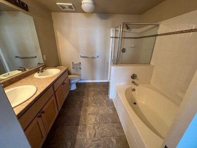 Building Photo - 2 bed 2 bath condo with laundry, A/C and fireplace! Heart of Banker's Hill!