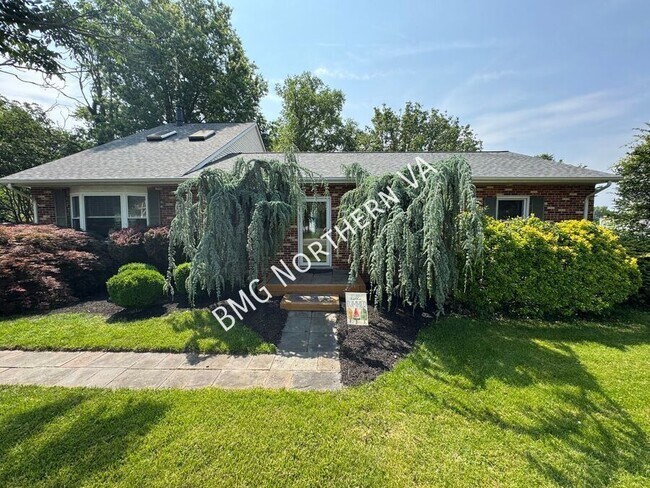 Building Photo - 8903 Tudor Ln