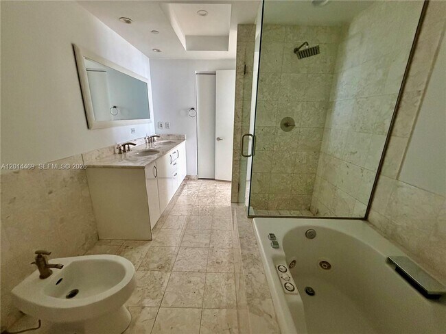 Building Photo - 1331 Brickell Bay Dr