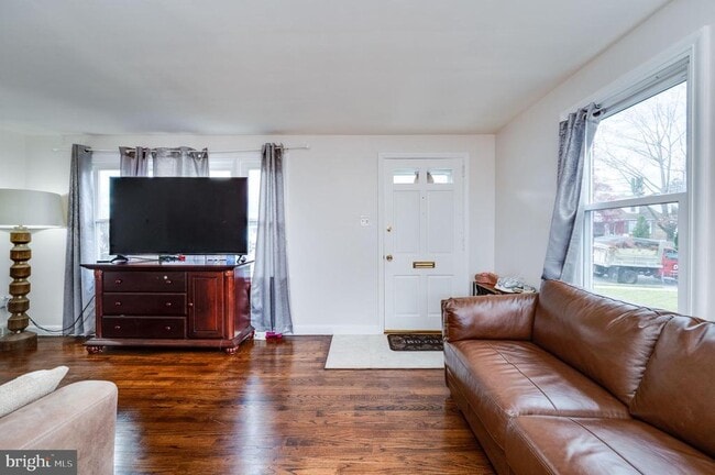 Building Photo - 117 E Broad St