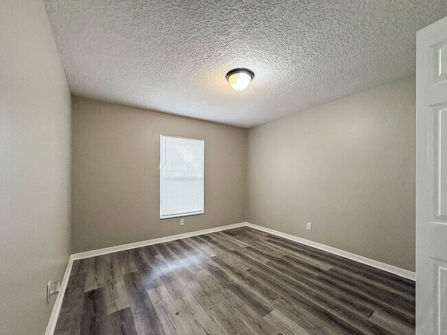 Building Photo - Move-In Ready 3 Bed Home with Garage & Fenced Yard in Tampa, FL