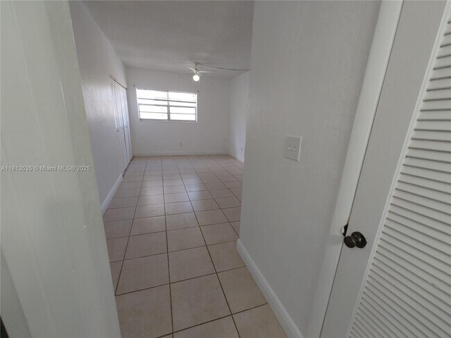 Building Photo - 1305 W 53rd St