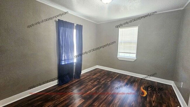 Building Photo - 2 Bedroom Cottage in Clarendon