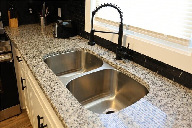 Building Photo - 1809 Vesta Ave