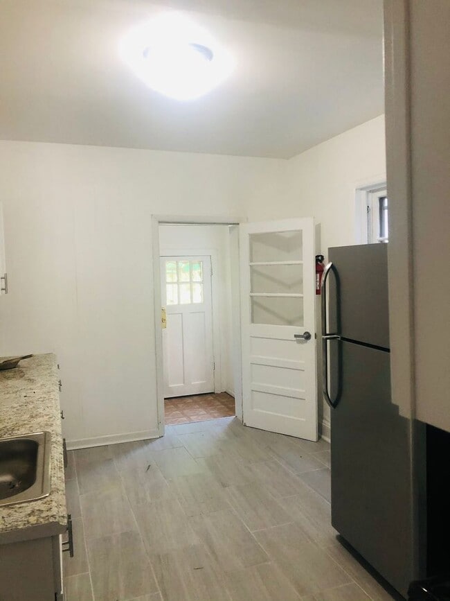 Building Photo - 4 bed 1 bath amazing location