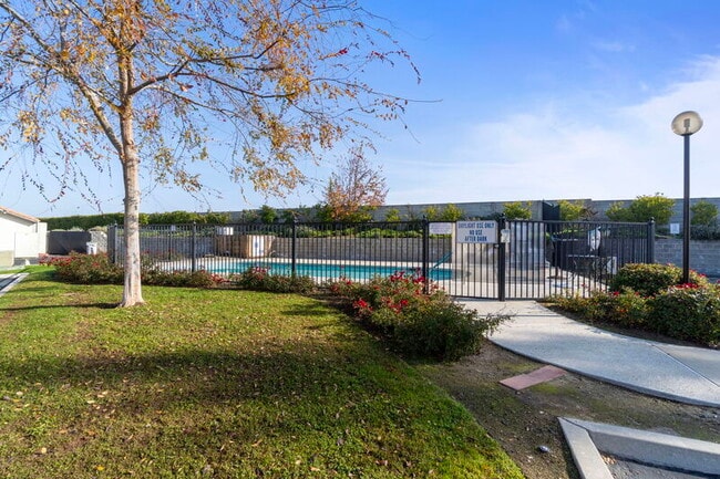 Building Photo - 8884 N Del Mar Ave