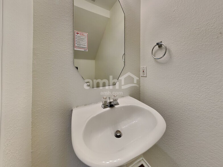 Building Photo - 312 Pepperwood Trl