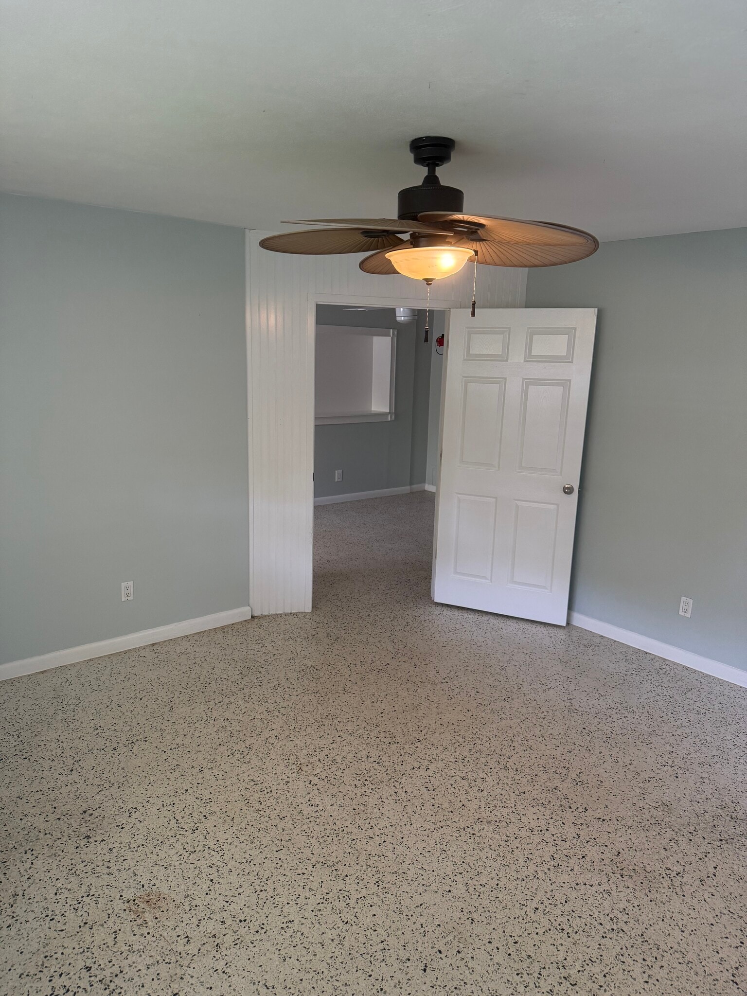 APT A ROOM 1 - 2929 Patterson Ave