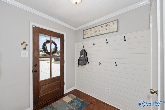 Building Photo - 2303 Buckingham Dr SW