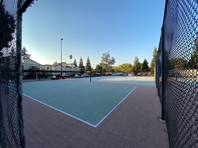 Building Photo - Upgraded 2 bedroom condo in a gated commun...