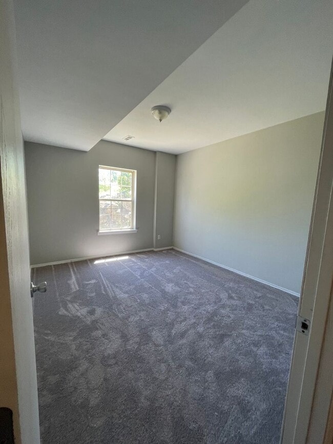 Building Photo - COMING SOON! Duplex in Ozark