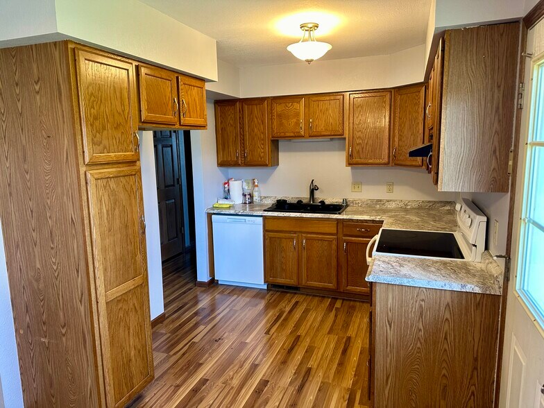 Building Photo - E1592 Raymond Dr