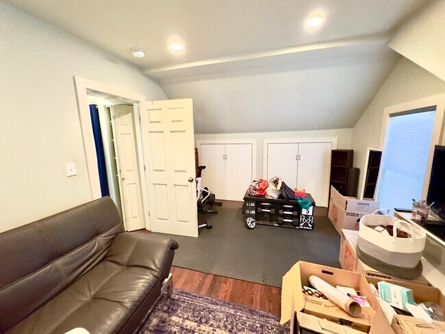 Building Photo - 8 Fox Point Rd