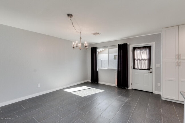 Building Photo - 1115 W Barrow Dr
