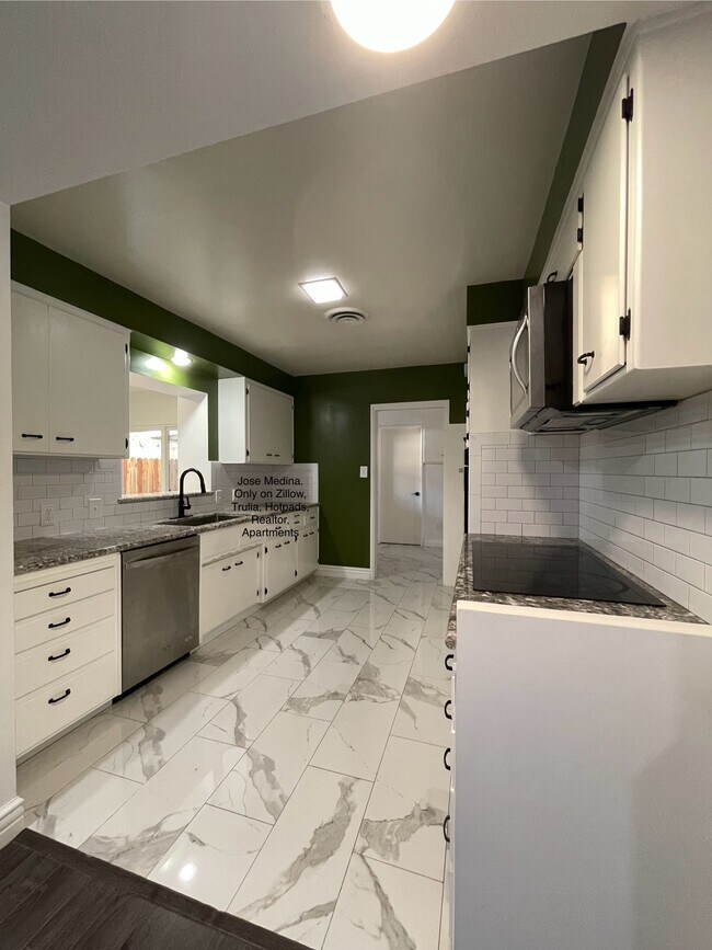 Building Photo - 3500 Pickwick Dr