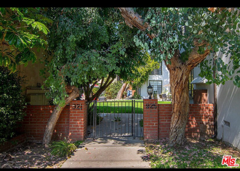 Building Photo - 926 N Sweetzer Ave