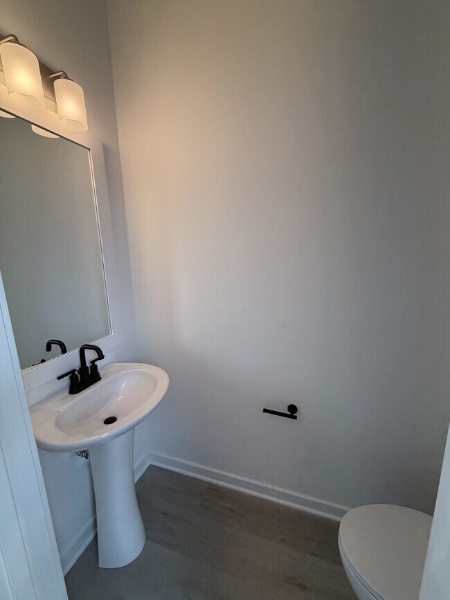 Building Photo - 228 Clement Lp