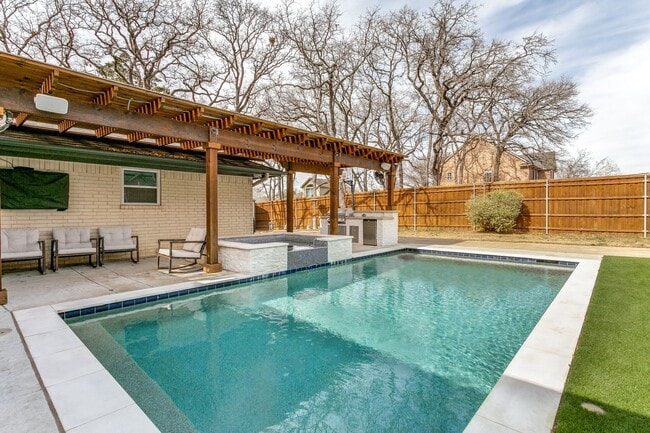 Building Photo - 4 bedroom with pool in Colleyville