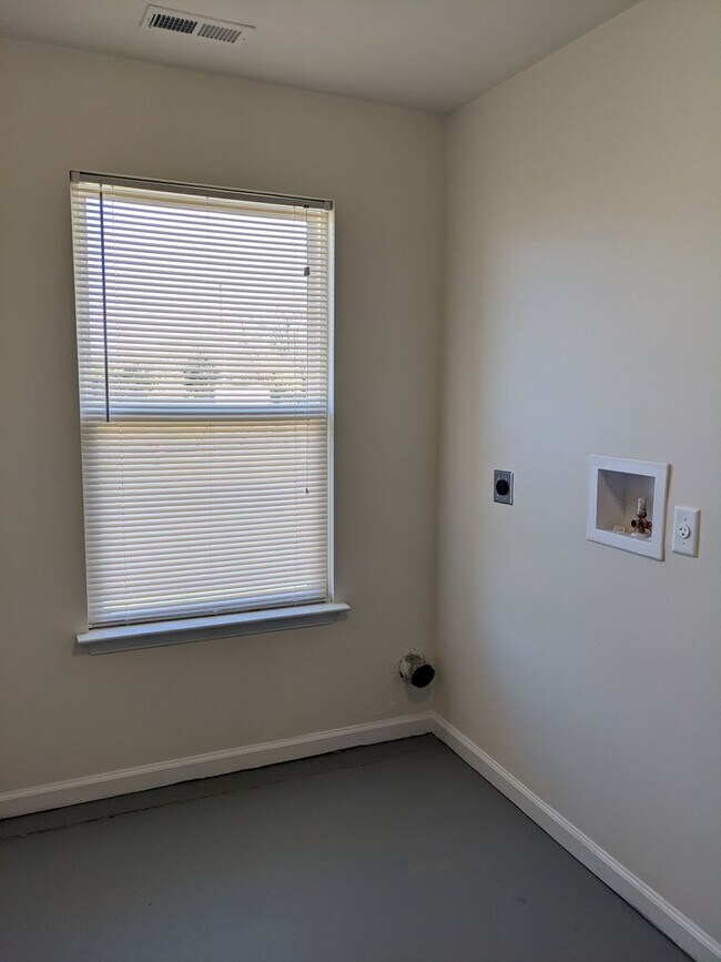 Building Photo - 3 bed/2 bath with 1 car garage for lease c...