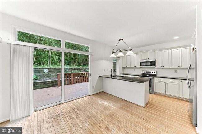 Building Photo - 400 Wooded Way